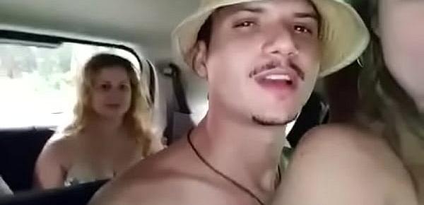  Mostrando os peitos no carro de paty e el toro fomos até a praia com a galera